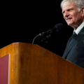 Franklin Graham insta a evangelizar a los migrantes en Europa: “Aprovechemos el momento”